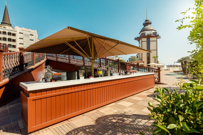 Leonardo Bridge Pool Bar