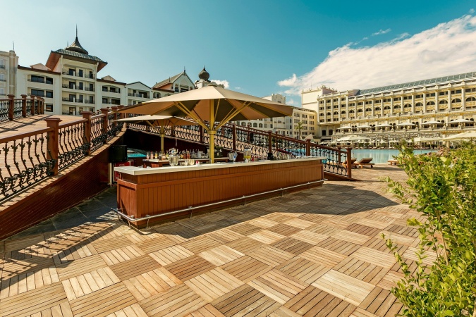Leonardo Bridge Pool Bar